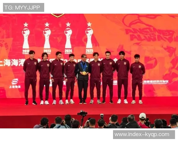 河南队今日启程前往上海浦东备战与海港热身赛全力以赴争取胜利