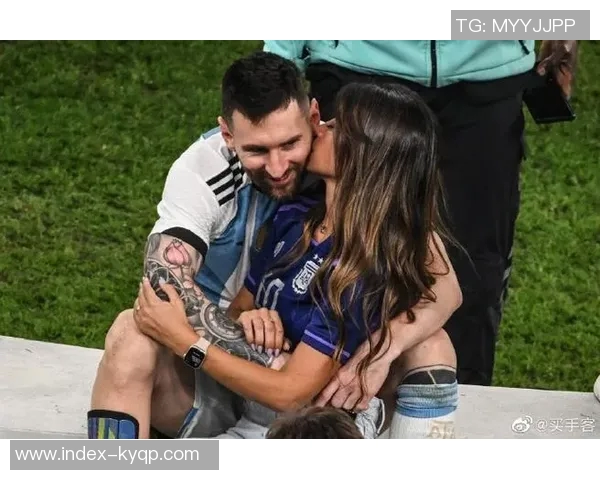 模特与梅西夫妇同框合影安东内拉T恤印梅西亲吻大力神杯瞬间