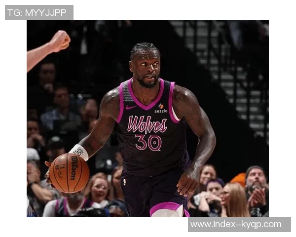 兰德尔上半场表现出色10投6中贡献15分3篮板3助攻数据全面